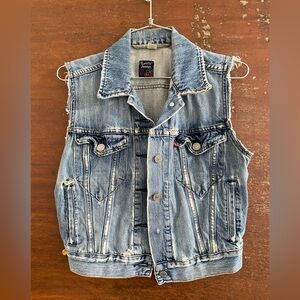 Cropped Levi’s denim vest size small